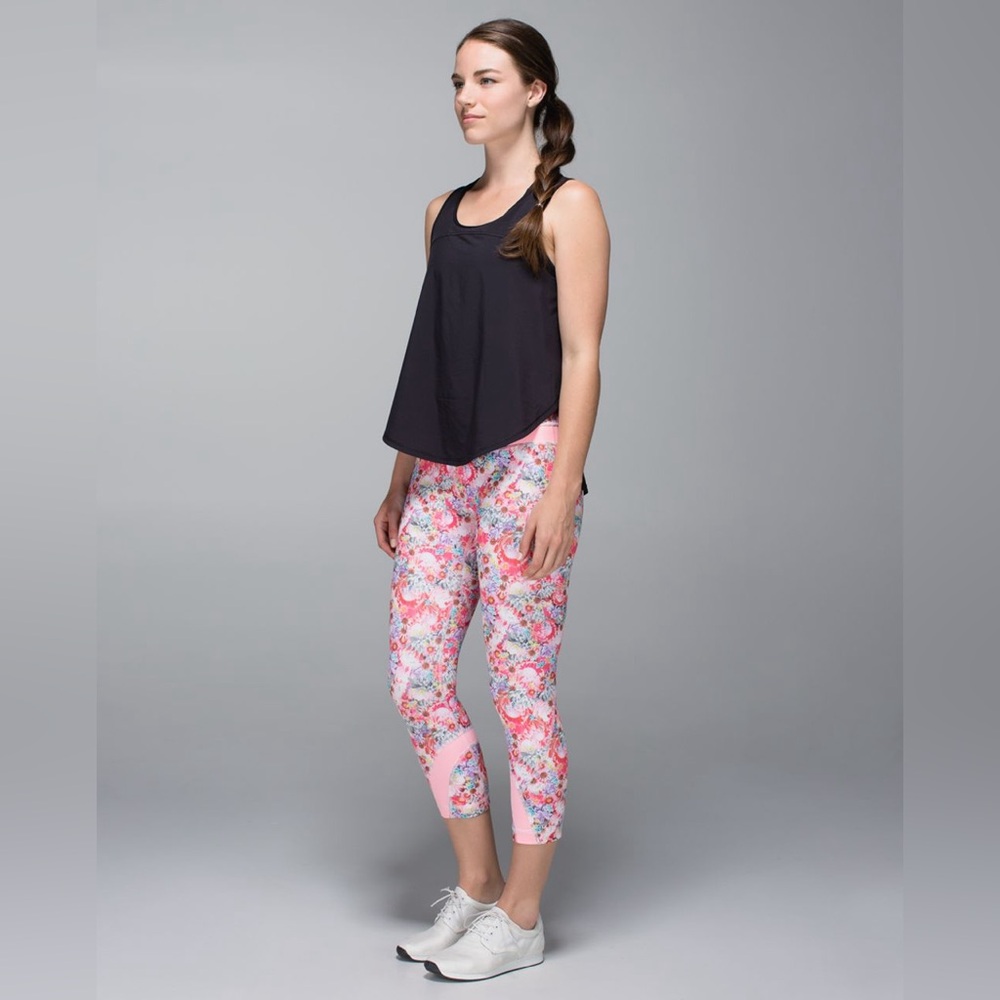Lululemon. Run: Inspire Crop II. Flowabunga Mini Multi/Bleached Coral. Size 6.